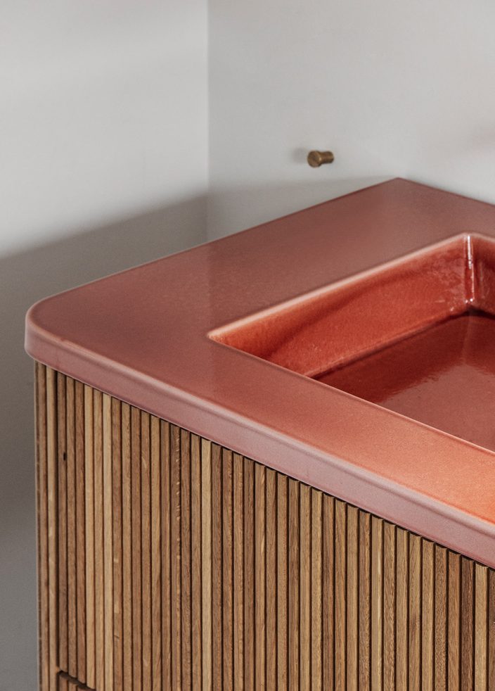 Rust red lava stone bathroom - By Made a Mano.