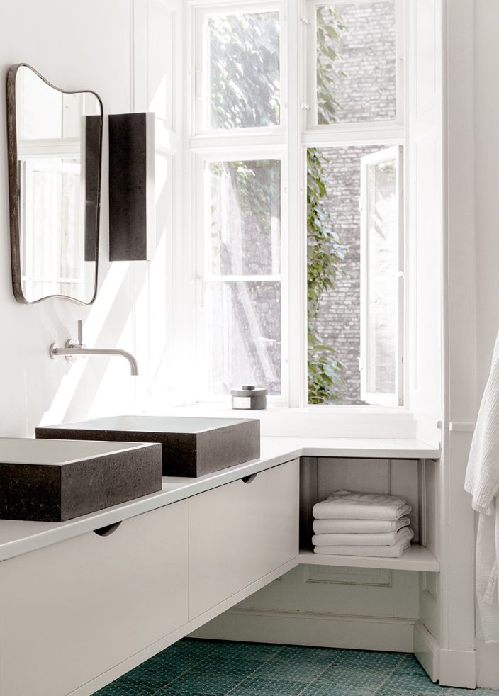 Dark Copper Green patterned bathroom - By Made a Mano.